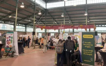 Des stands pour un forum professionnel à la halle martenot