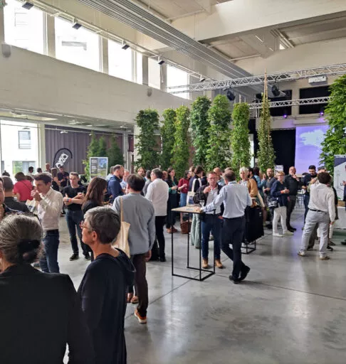 Une foule pour un cocktail à la halle de la brasserie