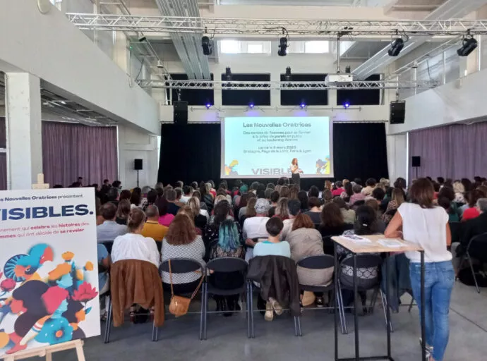 Une conférence avec parterre de chaises à la Halle de la Brasserie