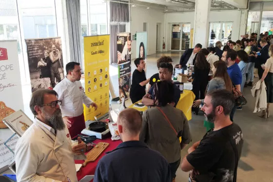 Vue de l'aménagement de la scène à la halle de la brasserie