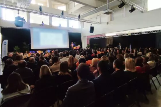 Une conférence avec parterre de chaises et scène pour un séminaire d'entreprise à la Halle de la Brasserie