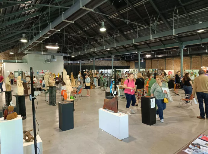 Stands et exposition d'oeuvres d'artistes pour une vente éphémère à la halle de la courrouze