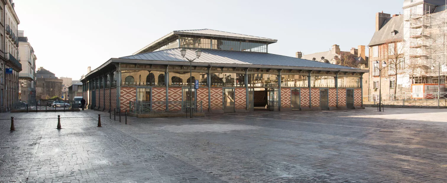 Vue extérieure de la halle martenot sur la place des Lices à Rennes