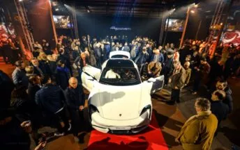 Présentation d'un modèle de Porsche lors d'un roadshow à la halle martenot