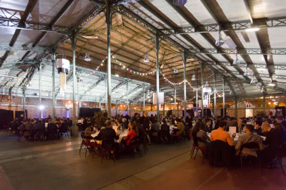 repas assis lors d'un diner de gala à la halle martenot