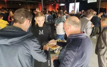 Un cocktail avec service lors de l'inauguration de la ligne b du métro rennais à la Halle de la Courrouze