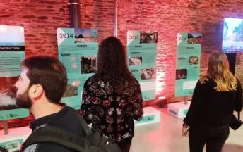 Une partie exposition avec de l'affichage pour l'inauguration de la ligne b du métro rennais à la Halle de la Courrouze