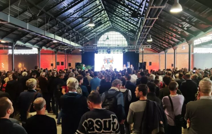 Les participants participent au discours inaugurale de la ligne b du métro à la Halle de la Courrouze