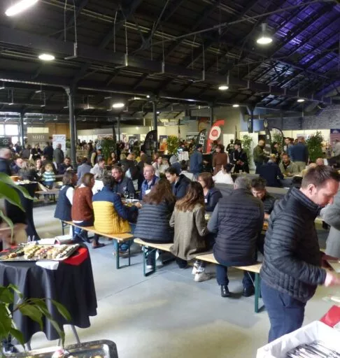 Des tables mises en place pour des dégustations lors d'un salon professionnel à la Halle de la Courrouze