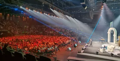 vue d'ensemble de la scène et des gradins lors d'un séminaire à la salle Le Liberté