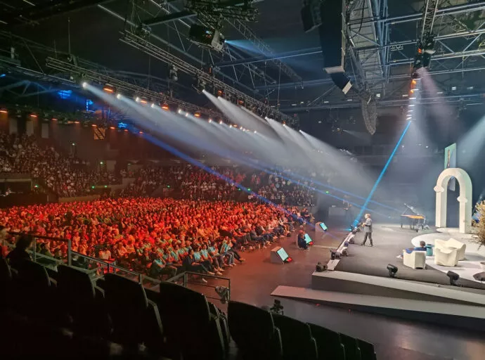 vue d'ensemble de la scène et des gradins lors d'un séminaire à la salle Le Liberté