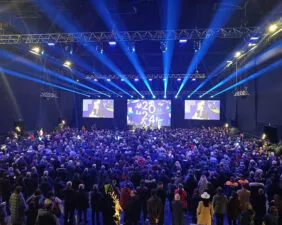 Foule assistant au discours des voeux de Rennes Métropole dans la salle Le Liberté