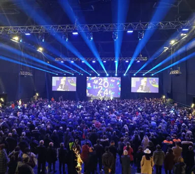 Foule assistant au discours des voeux de Rennes Métropole dans la salle Le Liberté