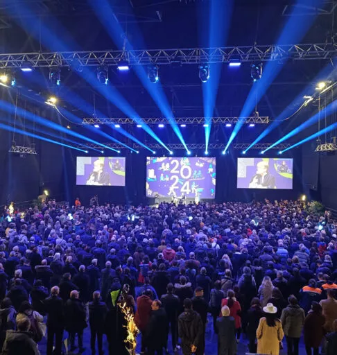 Foule assistant au discours des voeux de Rennes Métropole dans la salle Le Liberté