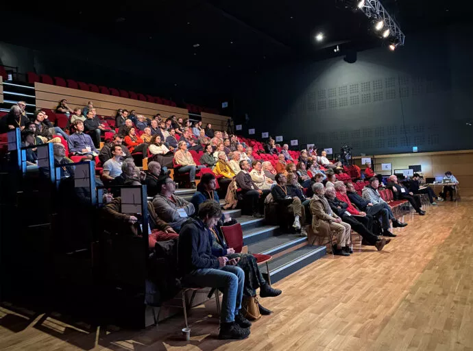Les gradins et le public lors d'une conférence à la salle Le Ponant