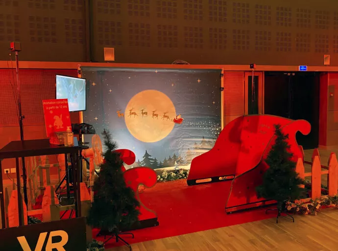 Des décorations pour un Arbre de Noël à la salle Le Ponant