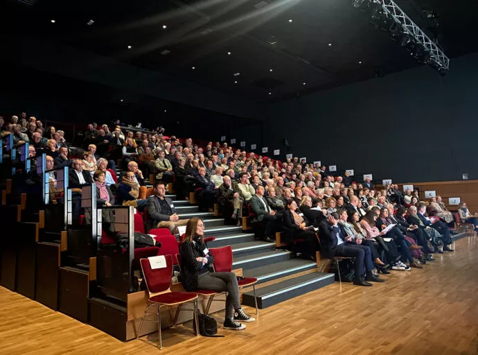 spectateurs dans le gradin de la grande salle du Ponant