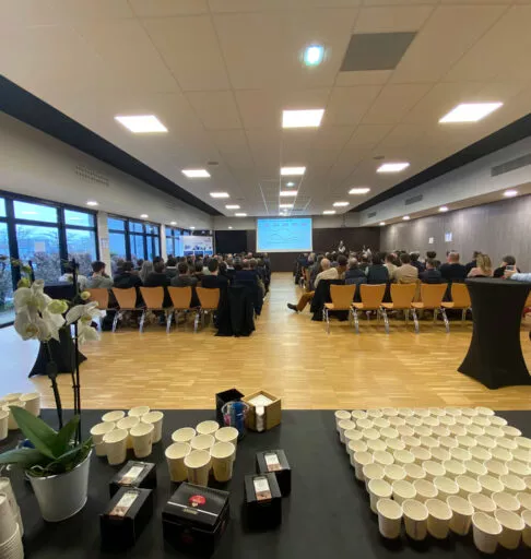 conférence en cours dans la salle de réunion du Ponant avec service café au premier plan