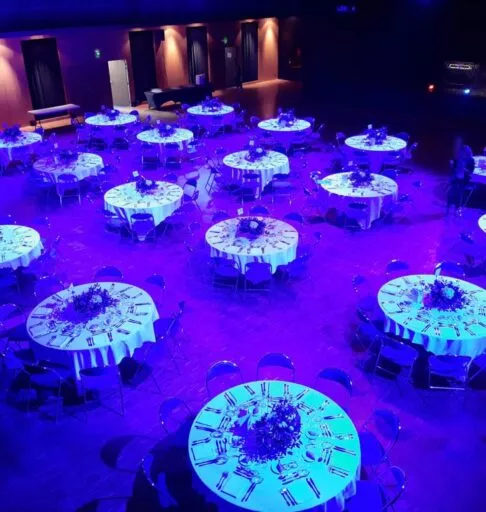 Une diner spectacle en tables rondes à la salle Le Zéphyr
