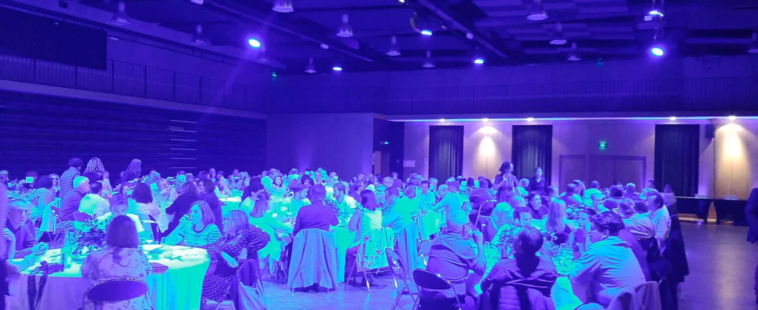 Une diner spectacle en tables rondes à la salle Le Zéphyr