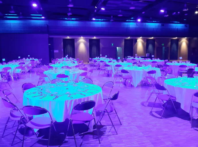 Une diner spectacle en tables rondes à la salle Le Zéphyr