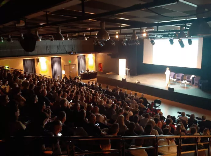 Une conférence dans la grande salle du Zéphyr pour un événement professionnel