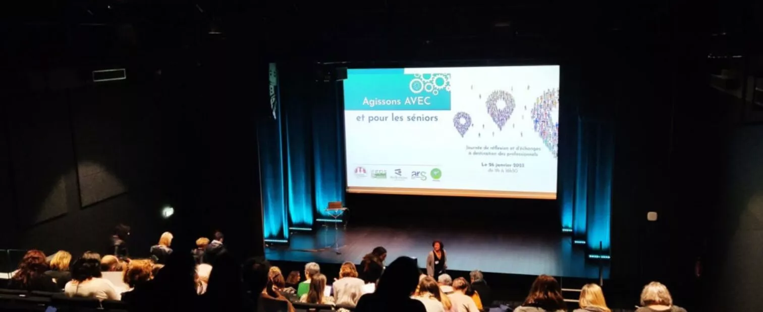 Une conférence dans l'auditorium de la Maison des Associations