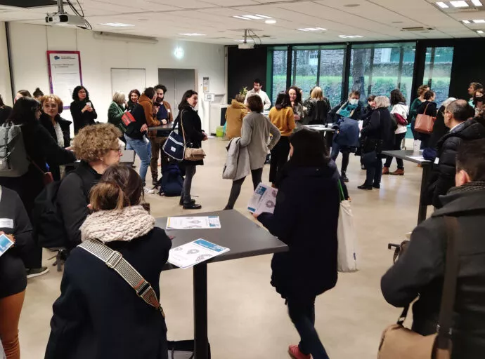 Différents stands mis en place dans une des salles de réunions de la Maison des Associations