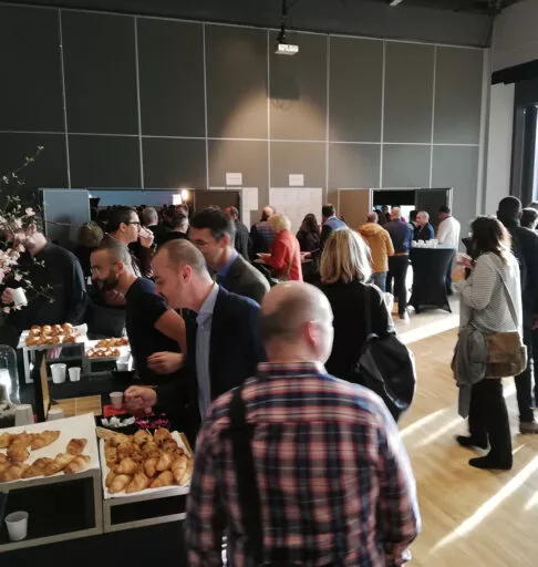 cocktail déjeunatoire pour un événement professionnel à la salle L'Étage