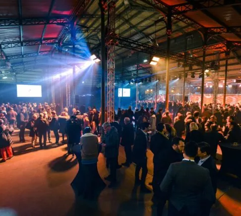 Foule pour un cockail lors d'une soirée d'entreprise à la halle de la courrouze