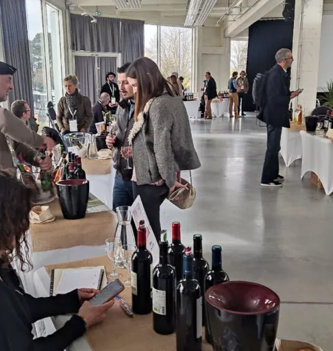Des stands pour un salon professionnel du vin bio à la halle de la brasserie