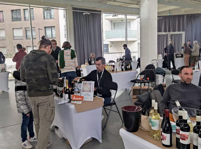 Des stands pour un salon professionnel du vin bio à la halle de la brasserie