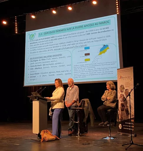 une conférence lors d'un événement d'entreprise à la salle Le Ponant