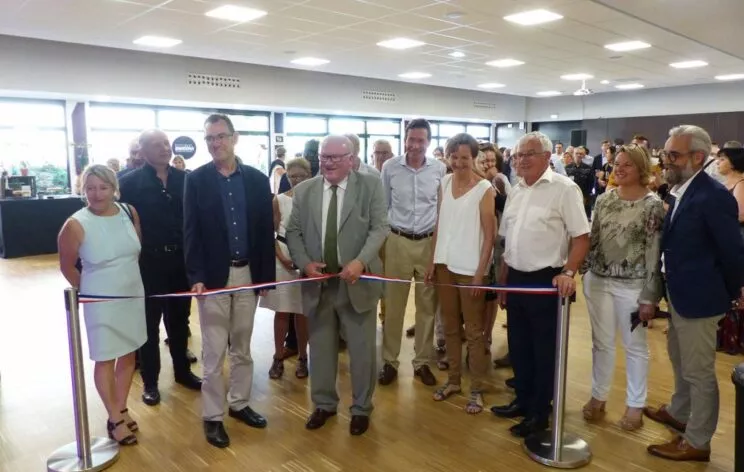 Le maire coupe le ruban lors de l'inauguration de la nouvelle salle Le Ponant à Pacé