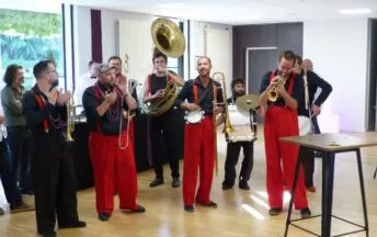 Un concert de musique lors d'une soirée inaugurale à la salle Le Ponant à Pacé