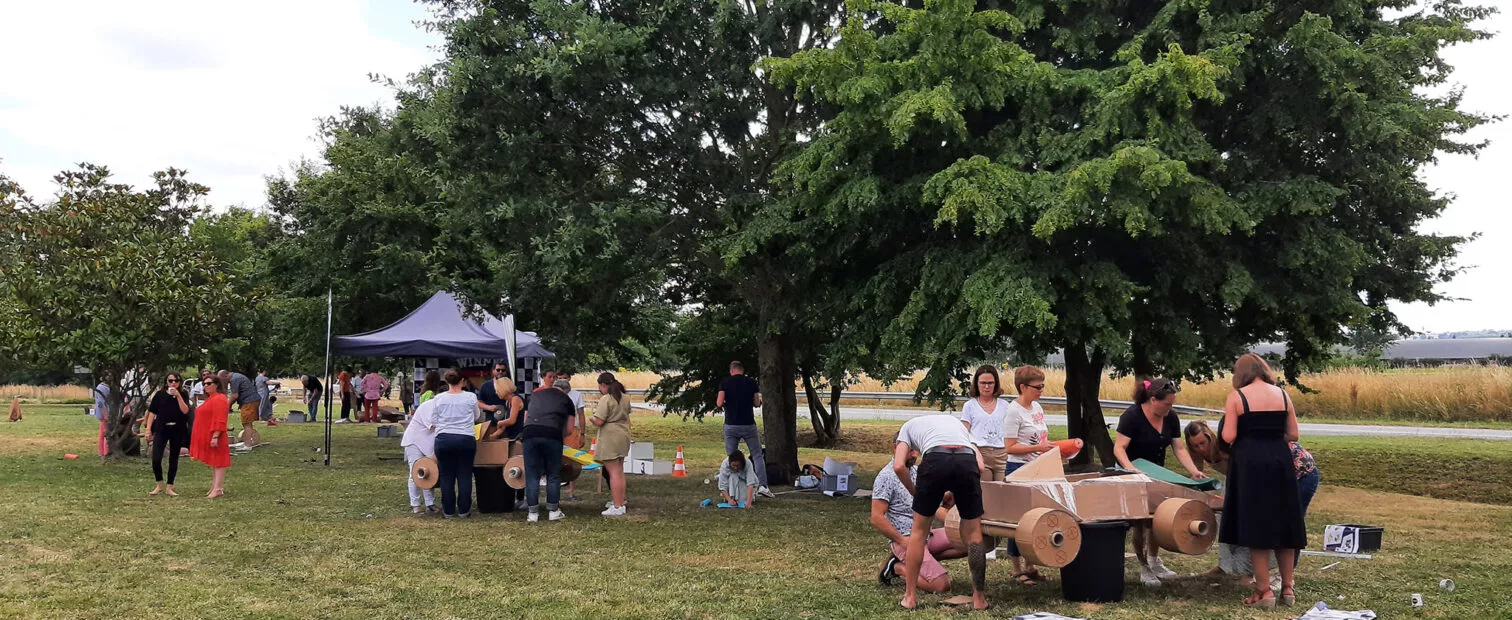 Une activité de team-building dans le jardin de la salle Le Zéphyr
