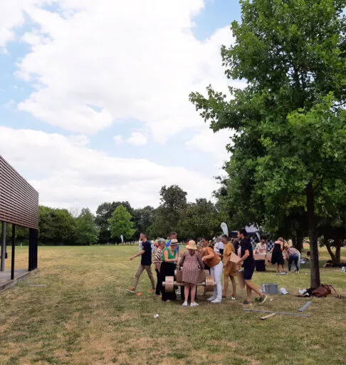 Une activité de team-building dans le jardin de la salle Le Zéphyr