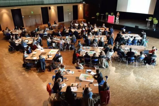 ateliers de travail en tables ronde à la salle Le Zéphyr