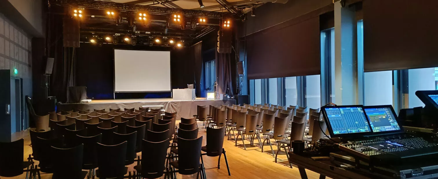 Un parterre de chaises pour une conférence à la salle L'Étage