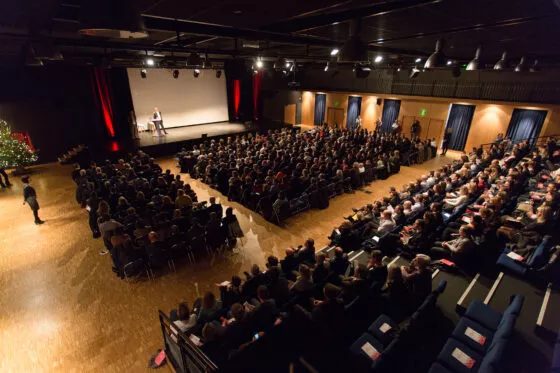 vue en hauteur d'une conférence avec public dans les gradins de la salle Le Ponant