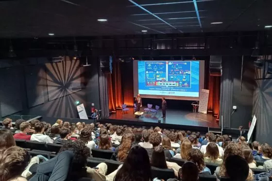 une conférence en cours dans l'auditorium de la maison des associations