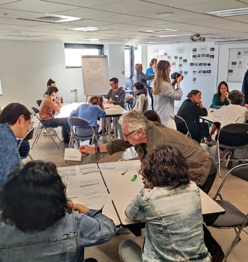 ateliers de travail dans une salle de sous-commission de la maison des associations