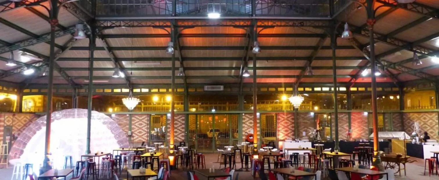 aménagement en tables rondes pour un événement professionnel à la halle martenot
