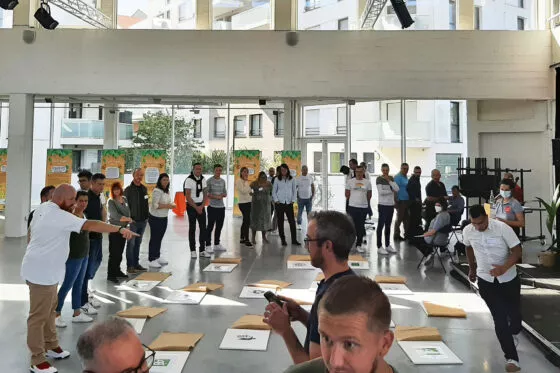 Participants à une animation de team building autour des abeilles