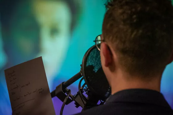 Personne derrière un micro pour doubler un film