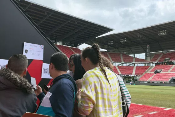 Personnes participant résolvant l'énigme d'un escape game au roazhon park