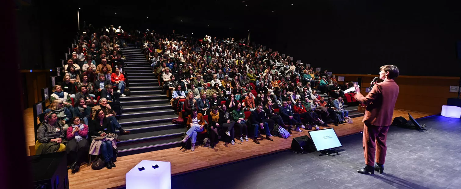 La grande salle de spectacle avec gradins du Ponant