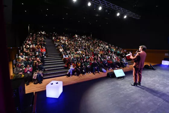 La grande salle de spectacle avec gradins du Ponant